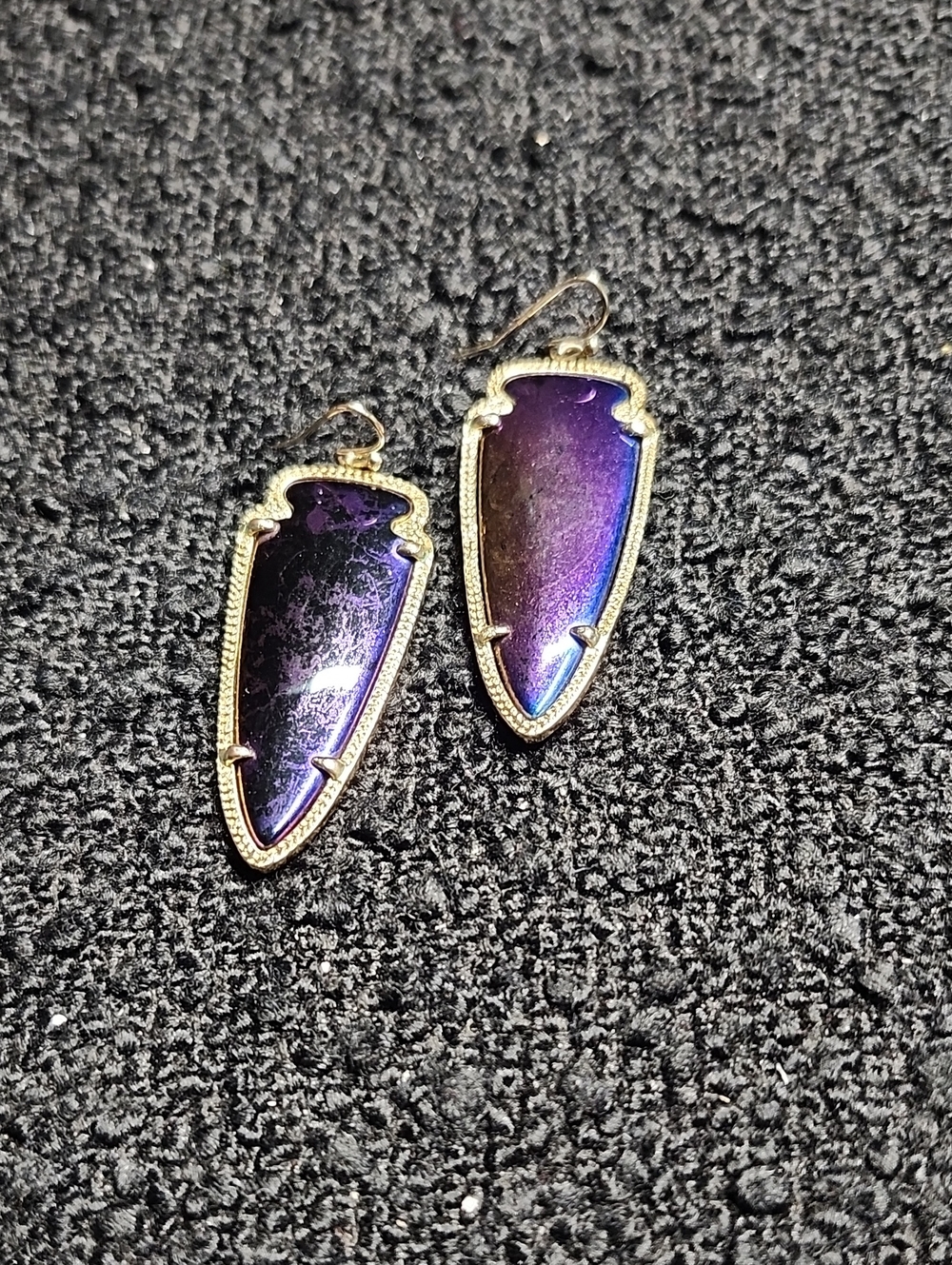 Kendra Scott Reversable Gold Framed Iridescent Pple/blk Arrowhead Drop Earrings